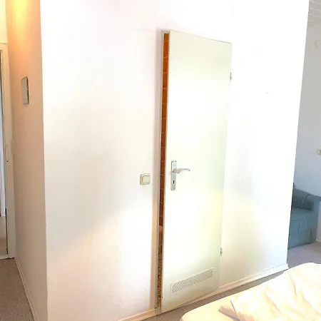 Kontaktlos - Einfache Zentral In Mit Bad Und Wc *